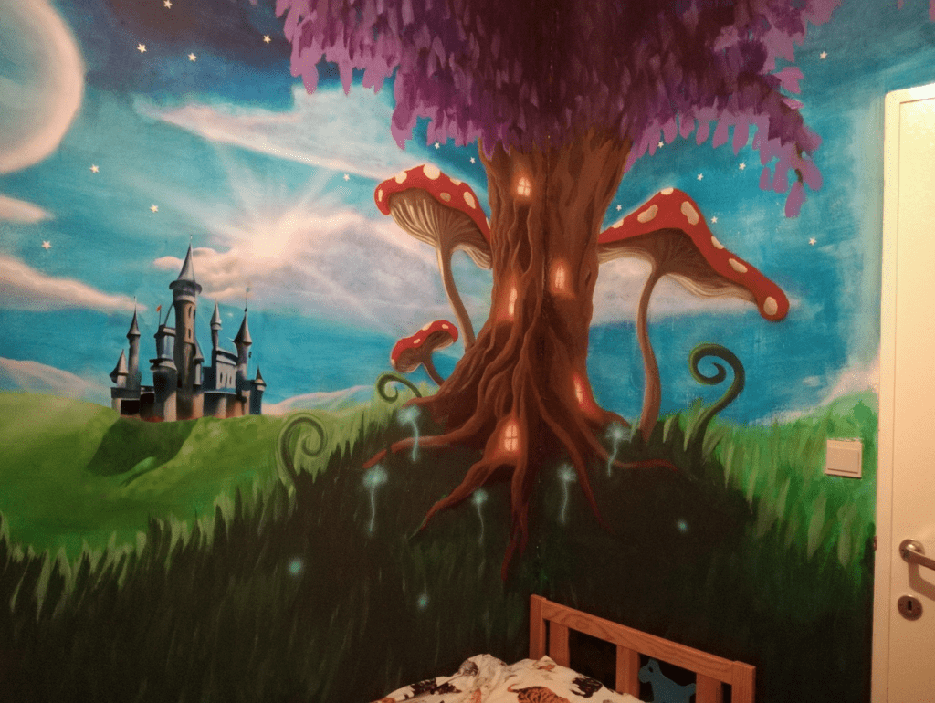 Image : Fresque représentant un arbre rempli de petites maisons pour les lutins avec un château lointain, créée pour le fils Arann, offrant un monde enchanteur et imaginatif.