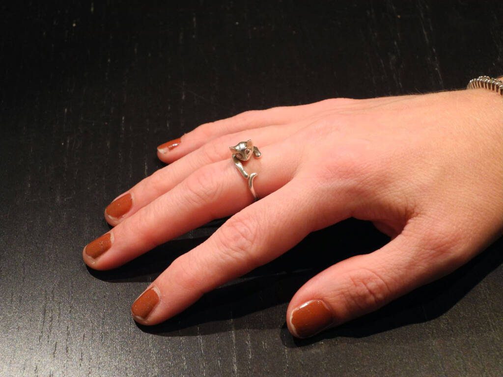 Rendu réaliste main avec bague chaton 3D