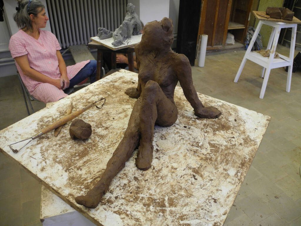 Sculpture argile femme assise